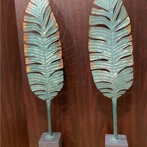 Elegant Green Leaf Sculpture Set